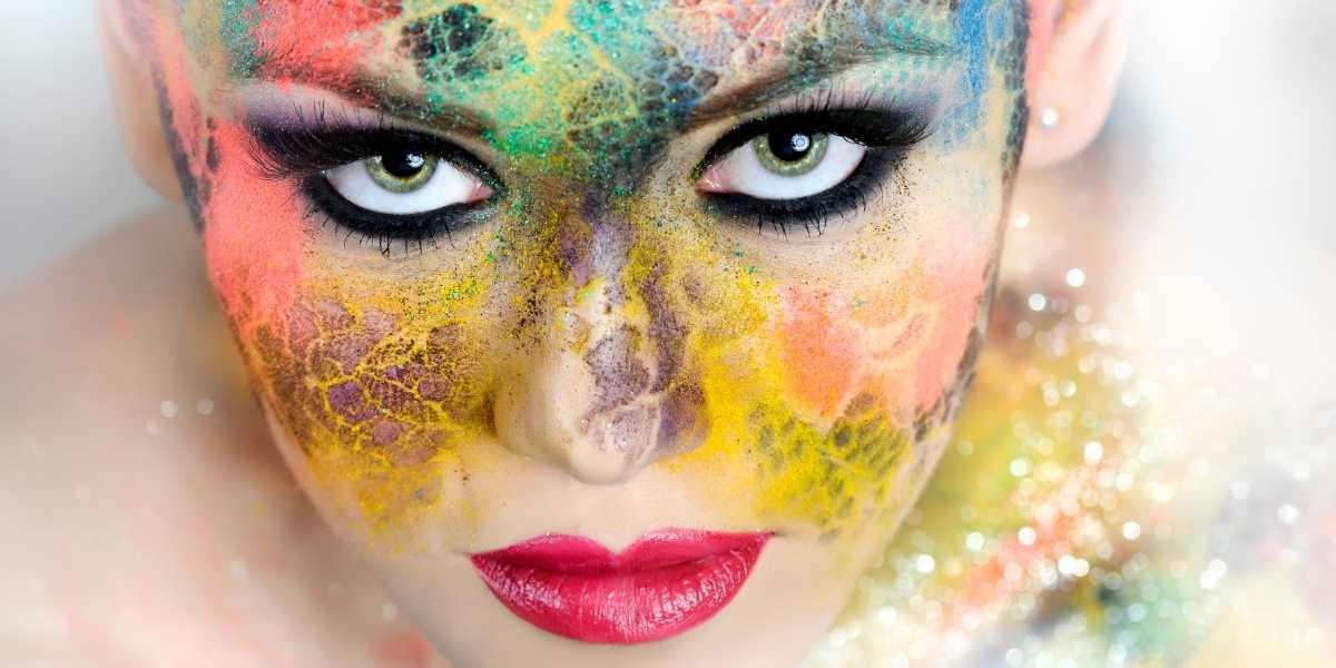 Maquillaje colorido y brilloso para tiktok