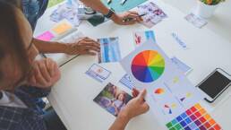 equipo eligiendo colores para marca nueva