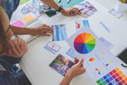 equipo eligiendo colores para marca nueva