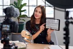 Chica realizando reseña en video